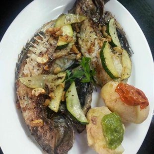 ....a la Plancha con Vegetales y Papas Arrugadas