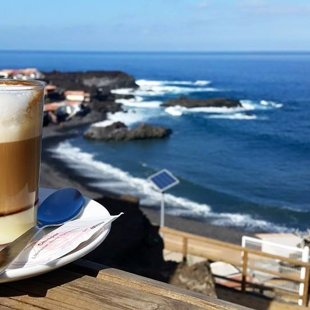 Disfrute un buen café, mirando al mar...