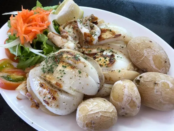 Chocos a la Plancha con Papas Arrugadas