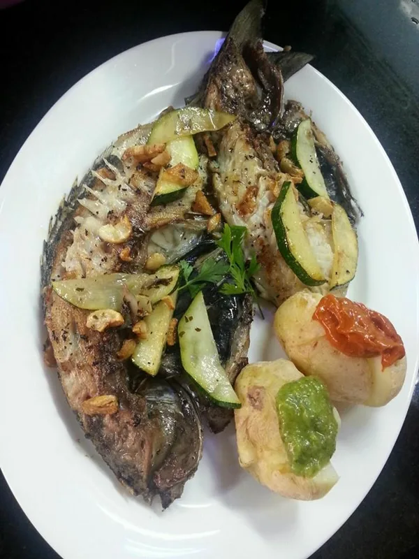 ....a la Plancha con Vegetales y Papas Arrugadas