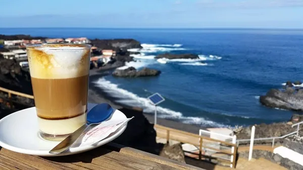 Disfrute un buen café, mirando al mar...